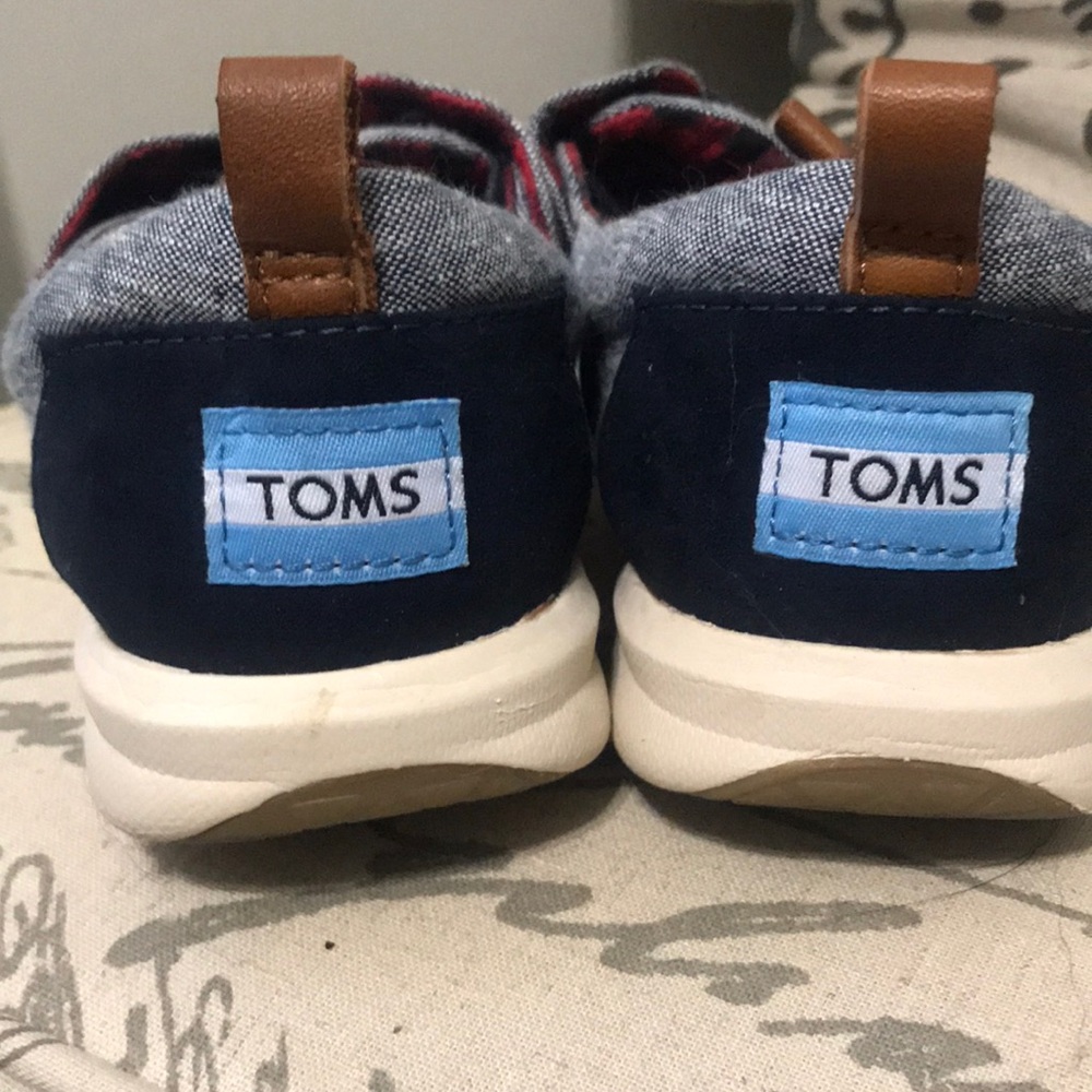 Toms - Picture 2 of 4